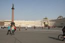 Der Schlossplatz: Blick auf die Alexandersäule und den Generalstab