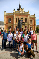 Vor dem Denkmal von Jovan Jovanović Zmaj und dem Bischofsitz in Novi Sad